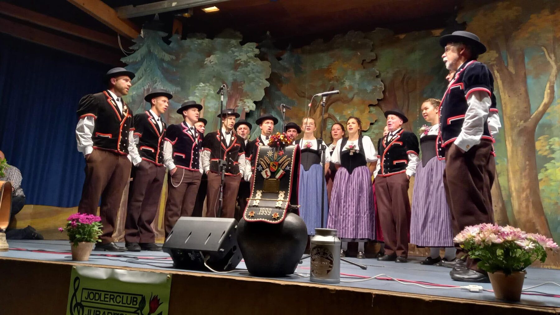 Le Jodlerclub chantant sur scène en costume traditionnel