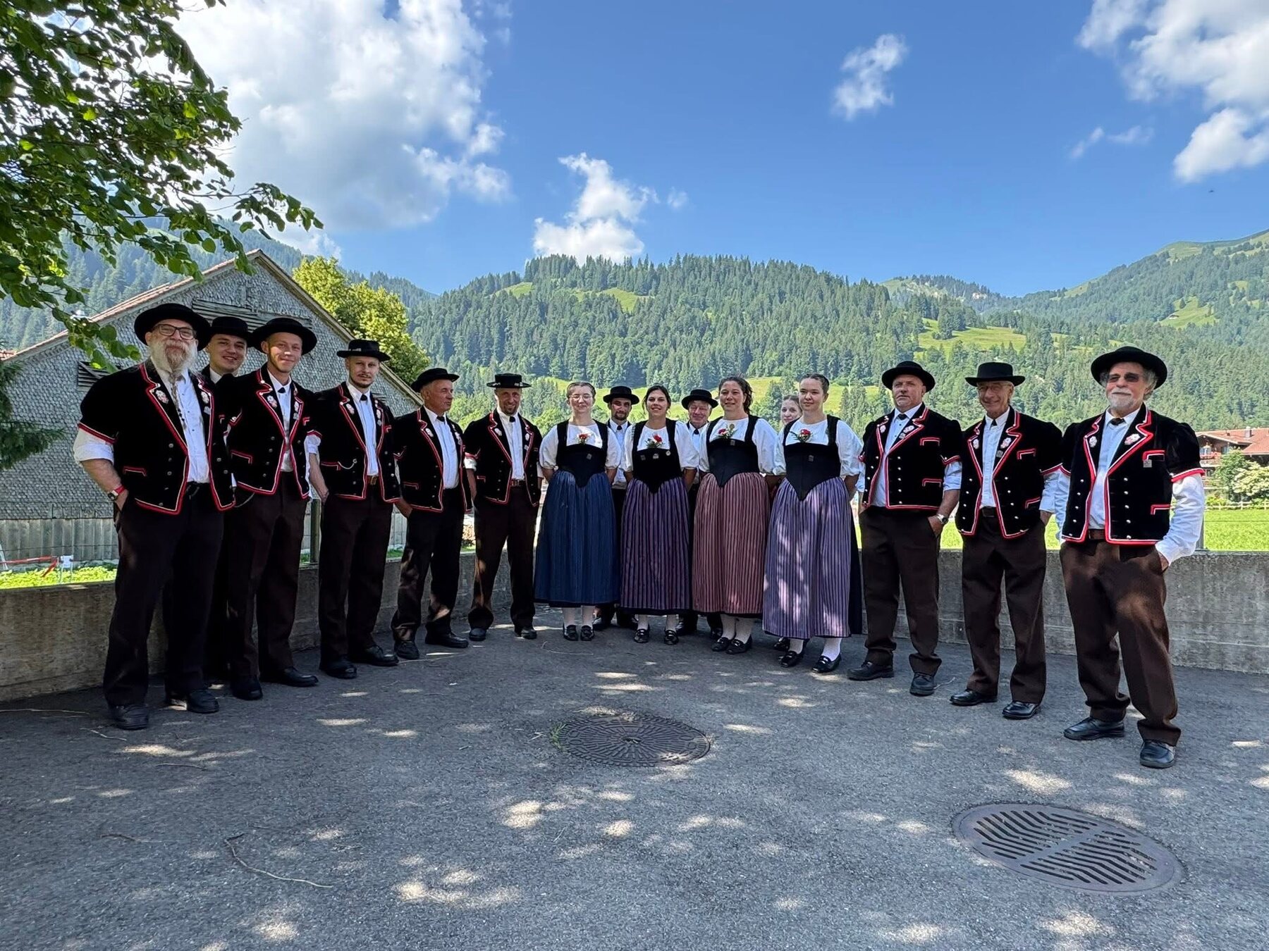 Le Jodlerclub réuni devant un paysage de montagne