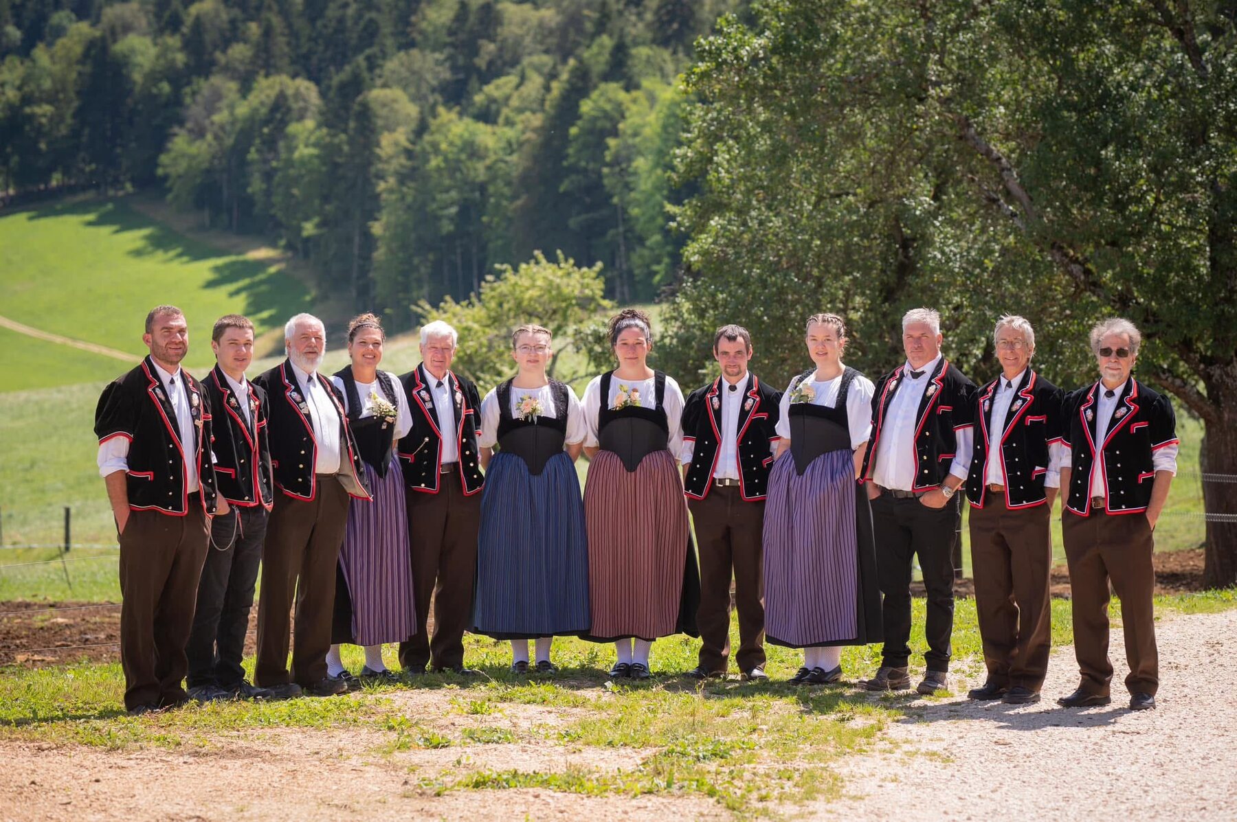 Les membres du Jodlerclub Jurarösli en costume traditionnel dans un paysage verdoyant